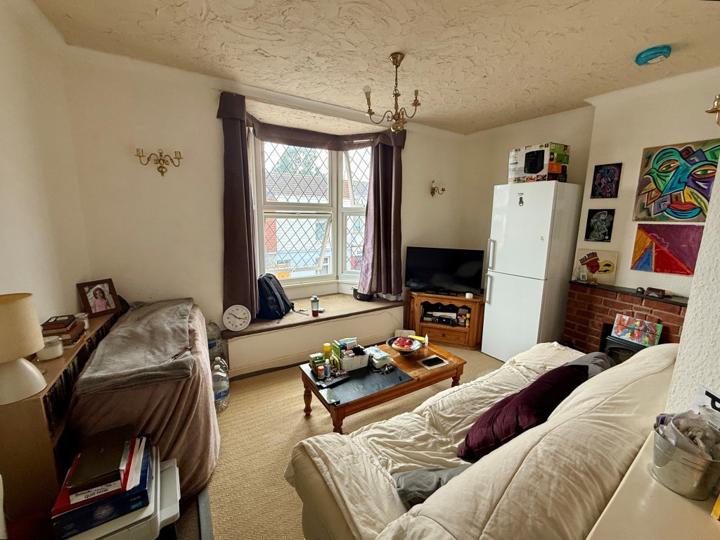Lot: 48 - MIXED-USE INVESTMENT IN TOWN CENTRE - Flat 2 - Living room